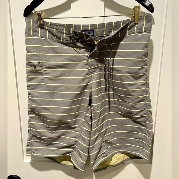 Patagonia Men's Wavefarer® Hybrid Walk Shorts-29” Striped NWOT - Picture 1 of 3